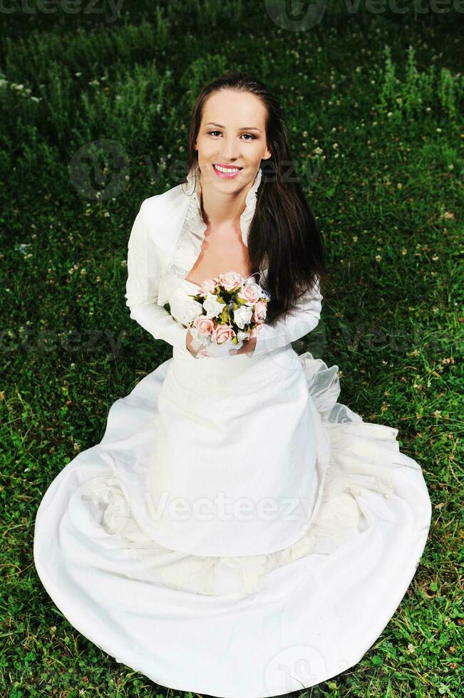 belle mariée en plein air après la cérémonie de mariage photo