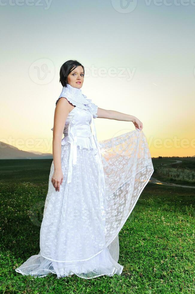 belle mariée en plein air après la cérémonie de mariage photo