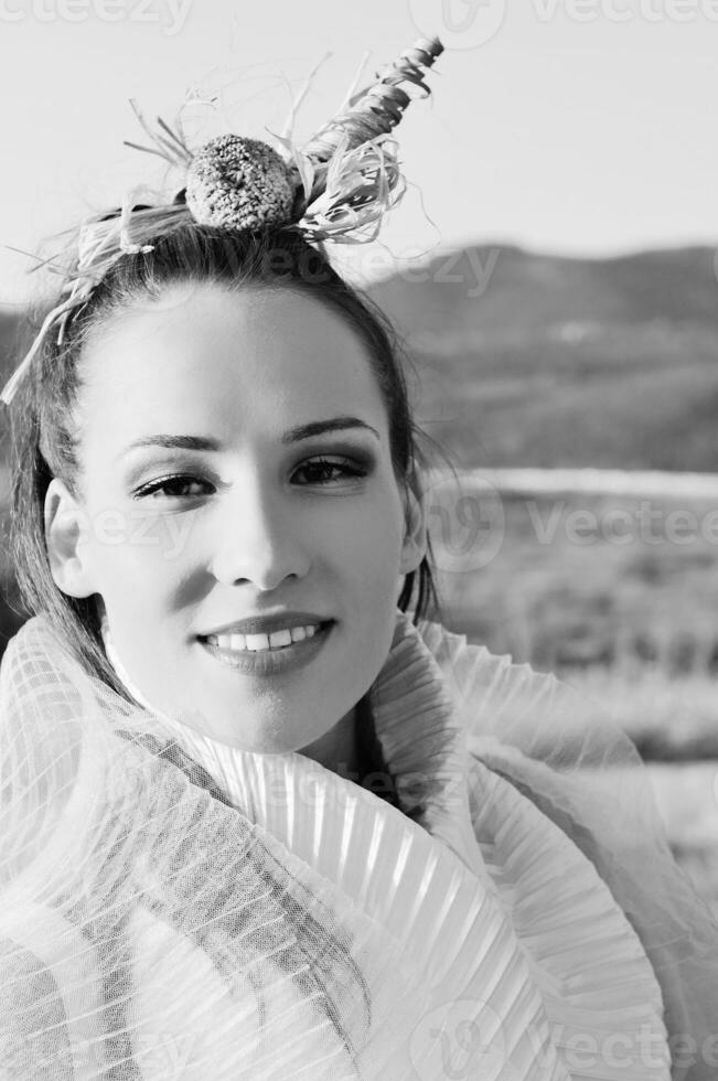 magnifique la mariée en plein air dans noir et blanc photo