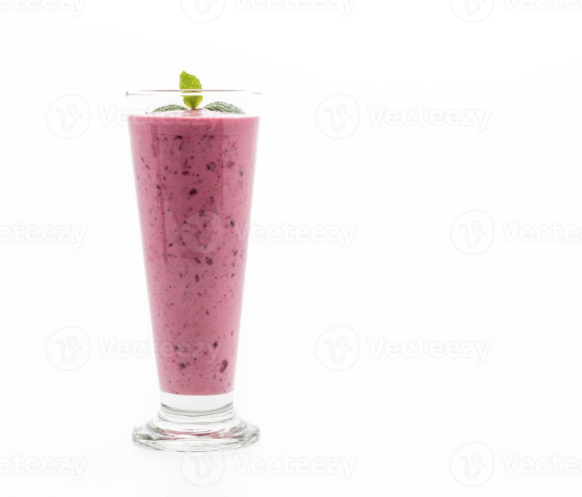 Baies mélangées avec des smoothies au yogourt sur fond blanc photo