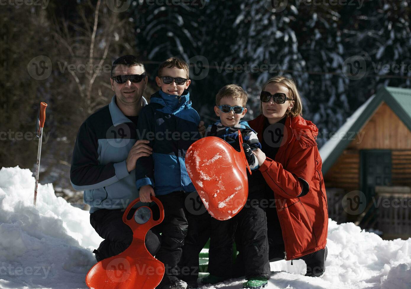 portrait de famille lors d'une belle journée d'hiver photo