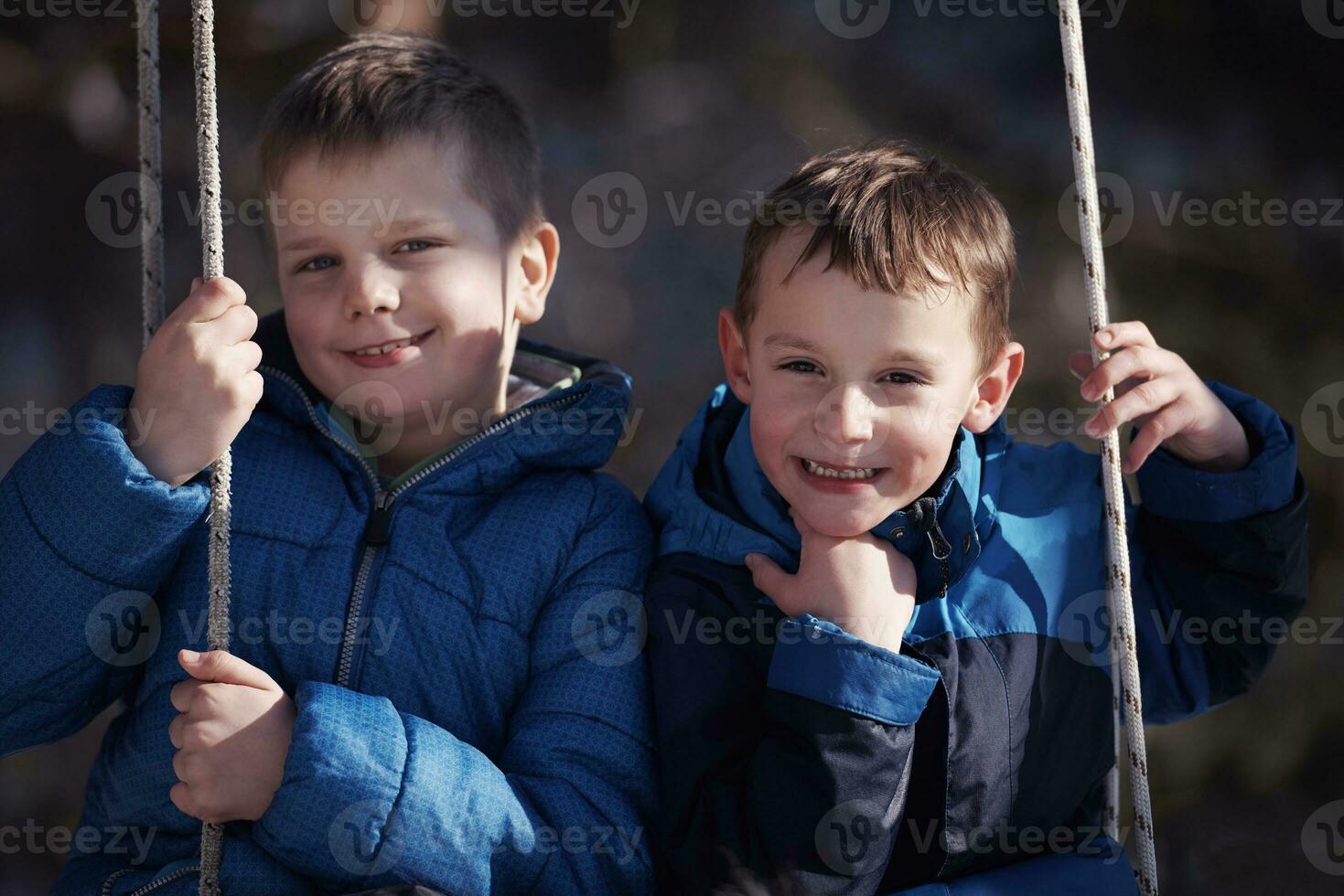 portrait de petits garçons au jour d'hiver photo