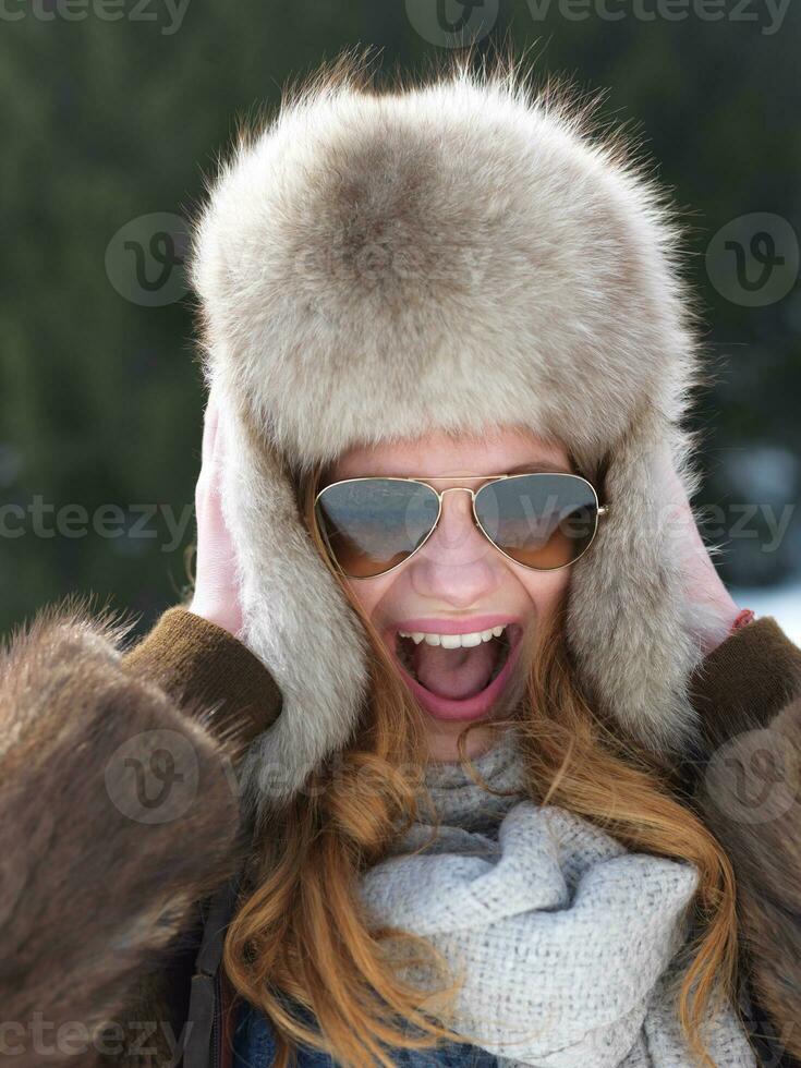 portrait de la belle jeune femme rousse dans un paysage de neige photo