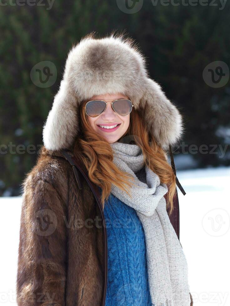 portrait de la belle jeune femme rousse dans un paysage de neige photo