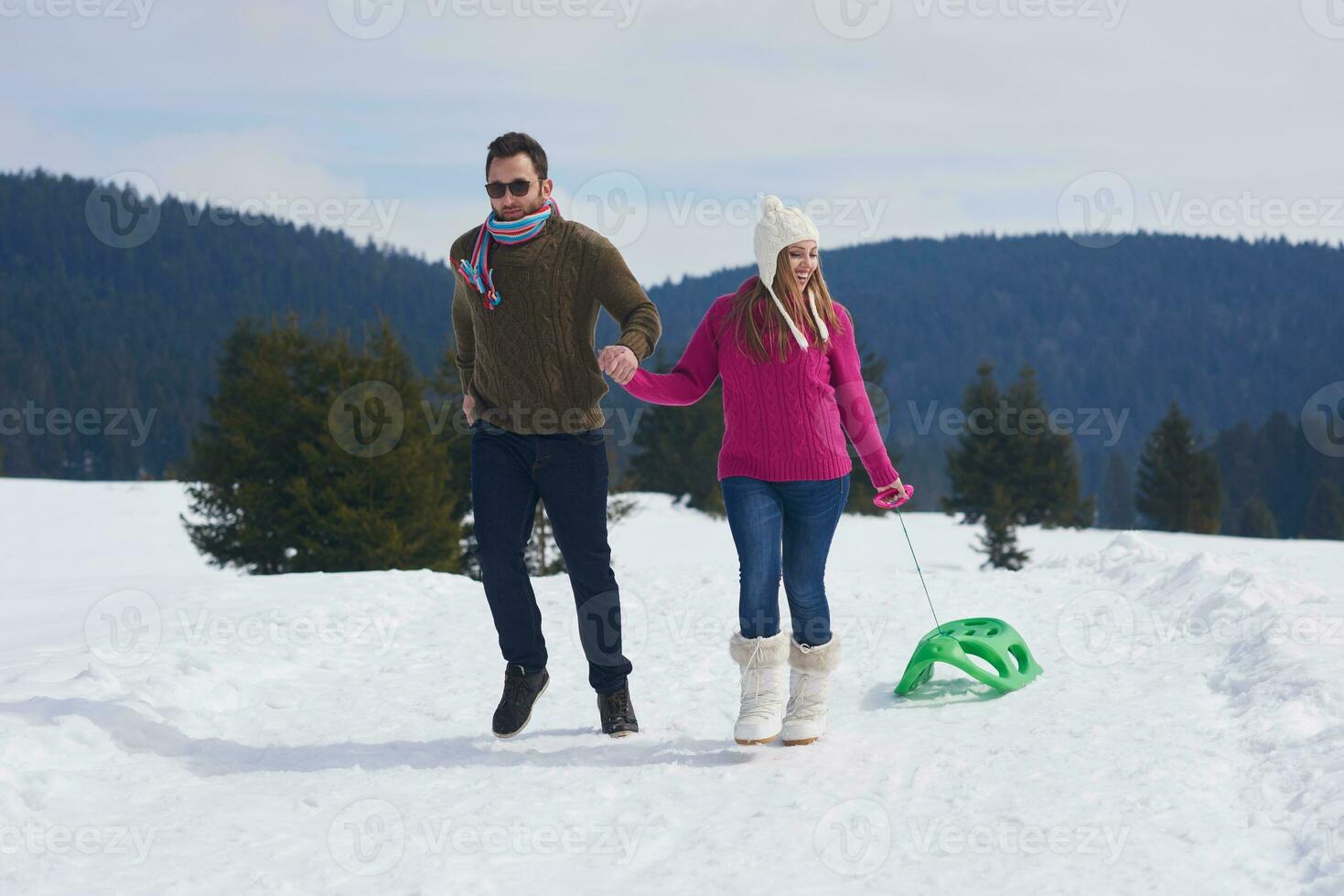 heureux jeune couple s'amusant sur un nouveau spectacle en vacances d'hiver photo