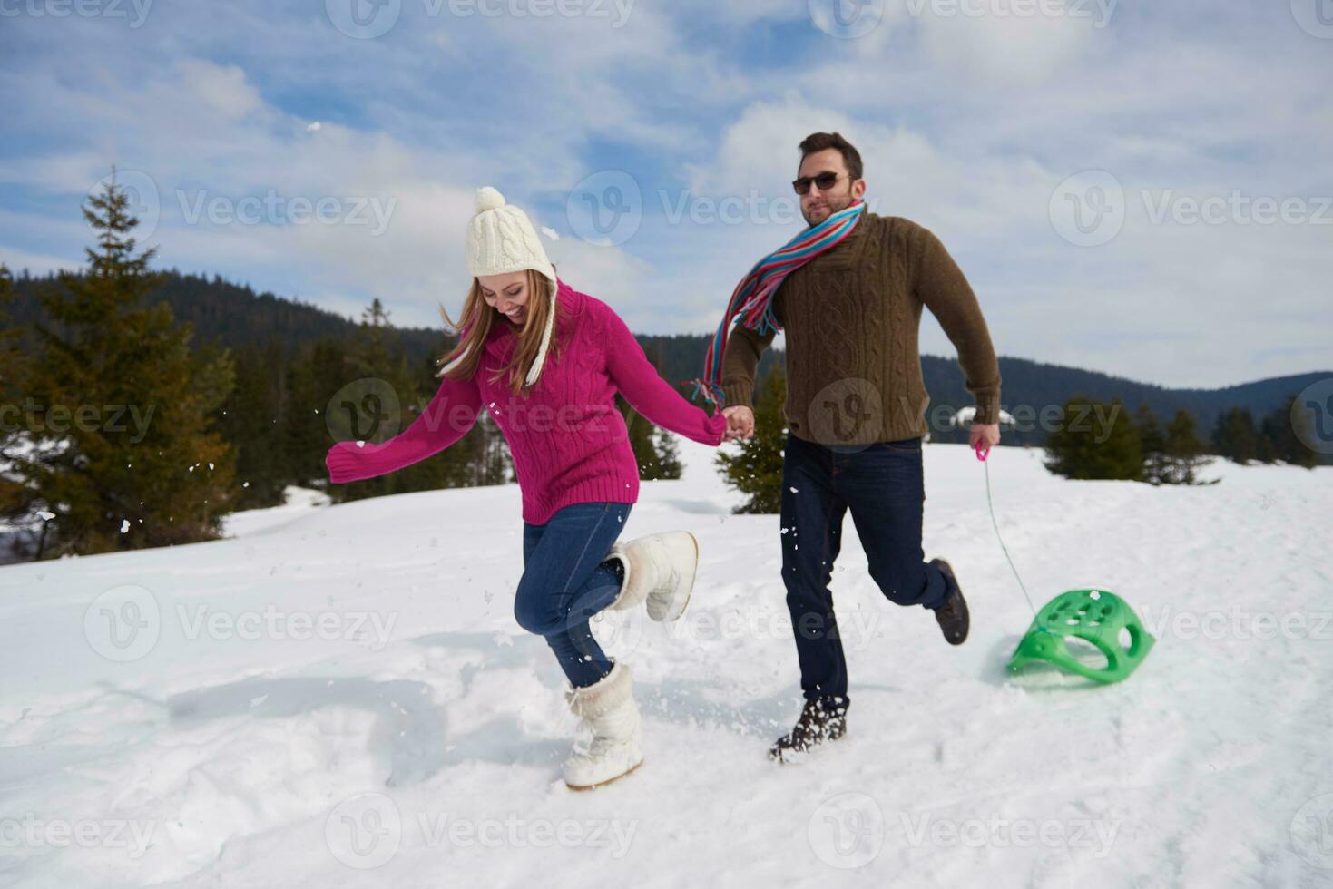 heureux jeune couple s'amusant sur un nouveau spectacle en vacances d'hiver photo