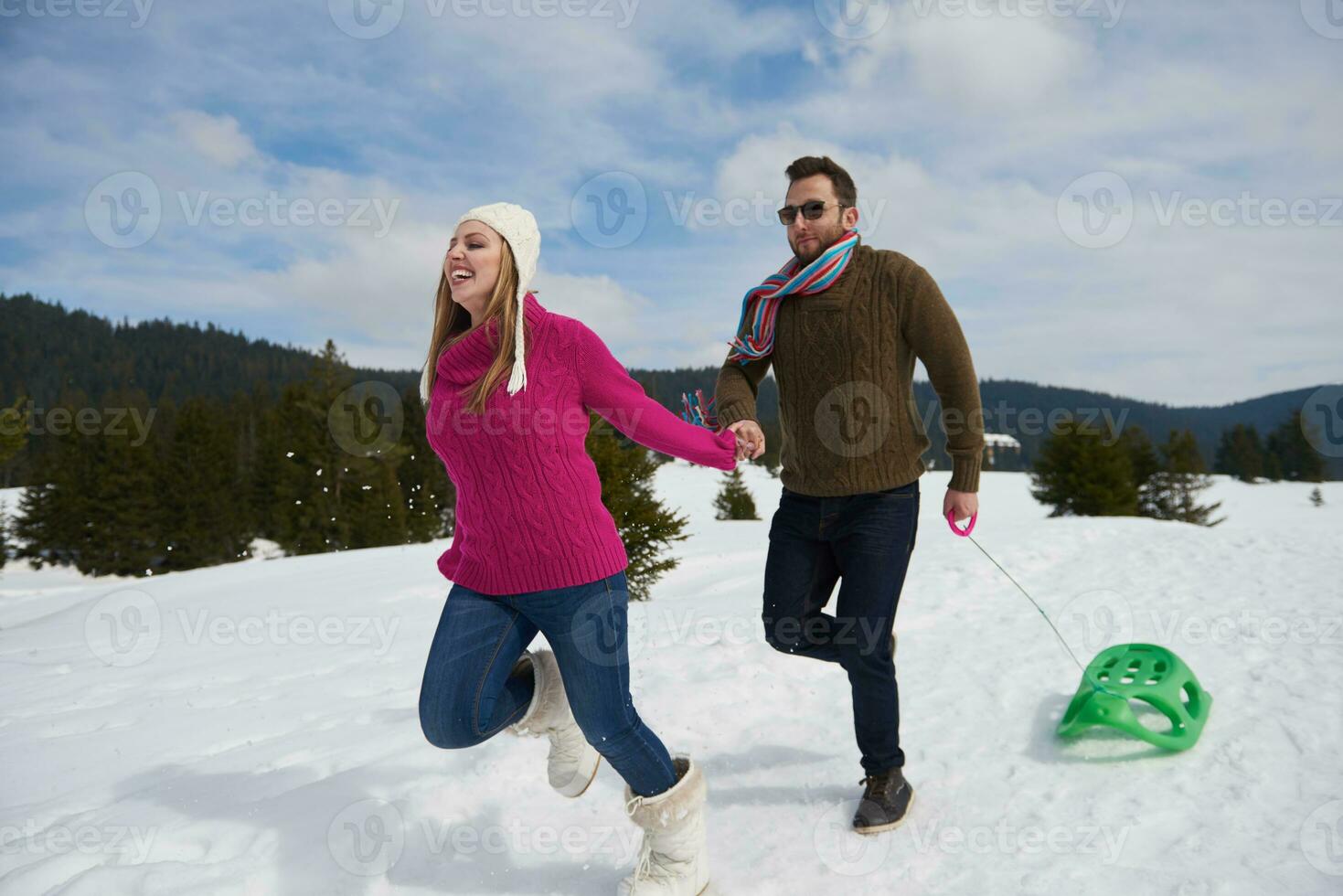 heureux jeune couple s'amusant sur un nouveau spectacle en vacances d'hiver photo