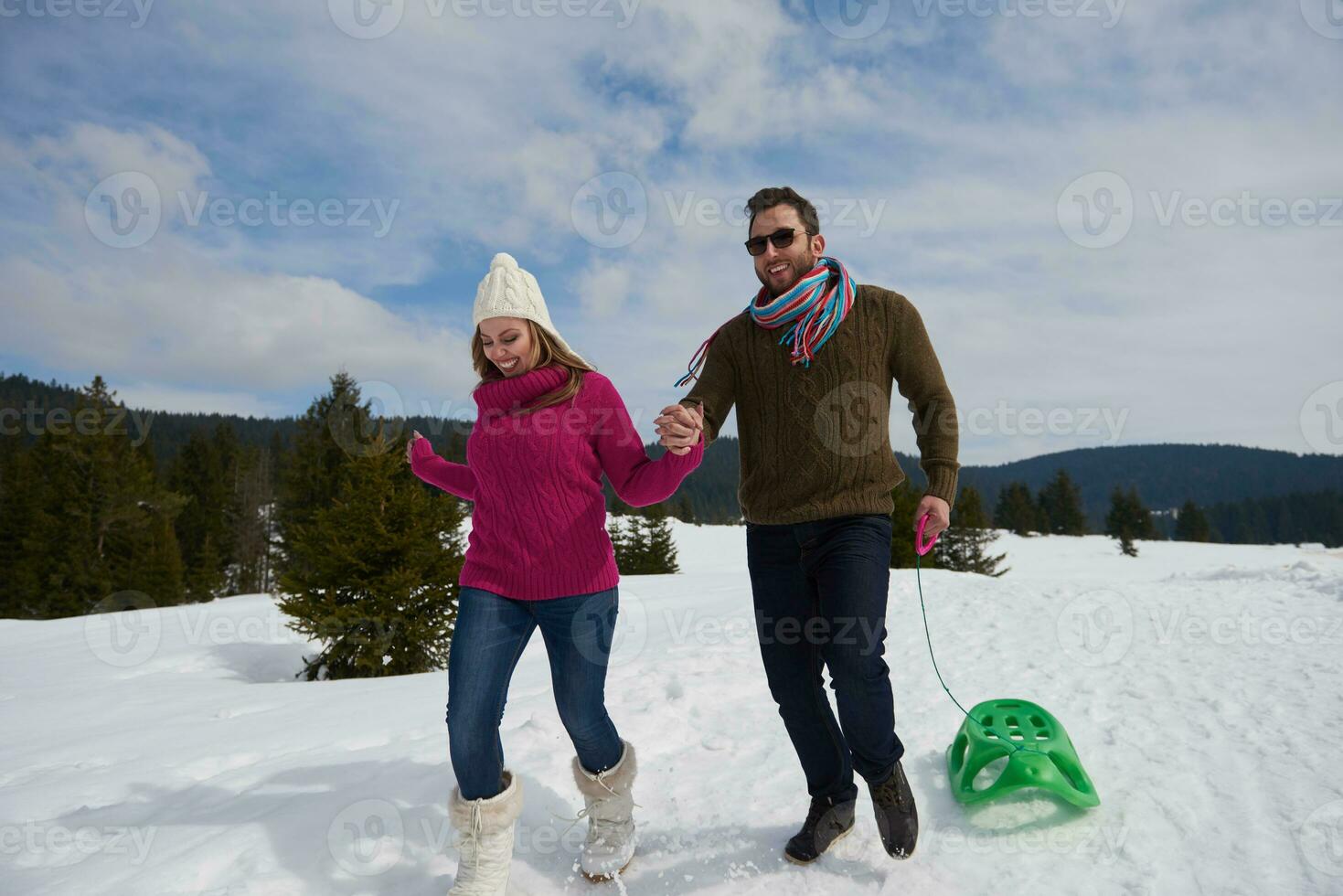 heureux jeune couple s'amusant sur un nouveau spectacle en vacances d'hiver photo