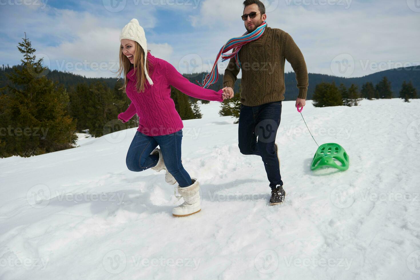 heureux jeune couple s'amusant sur un nouveau spectacle en vacances d'hiver photo