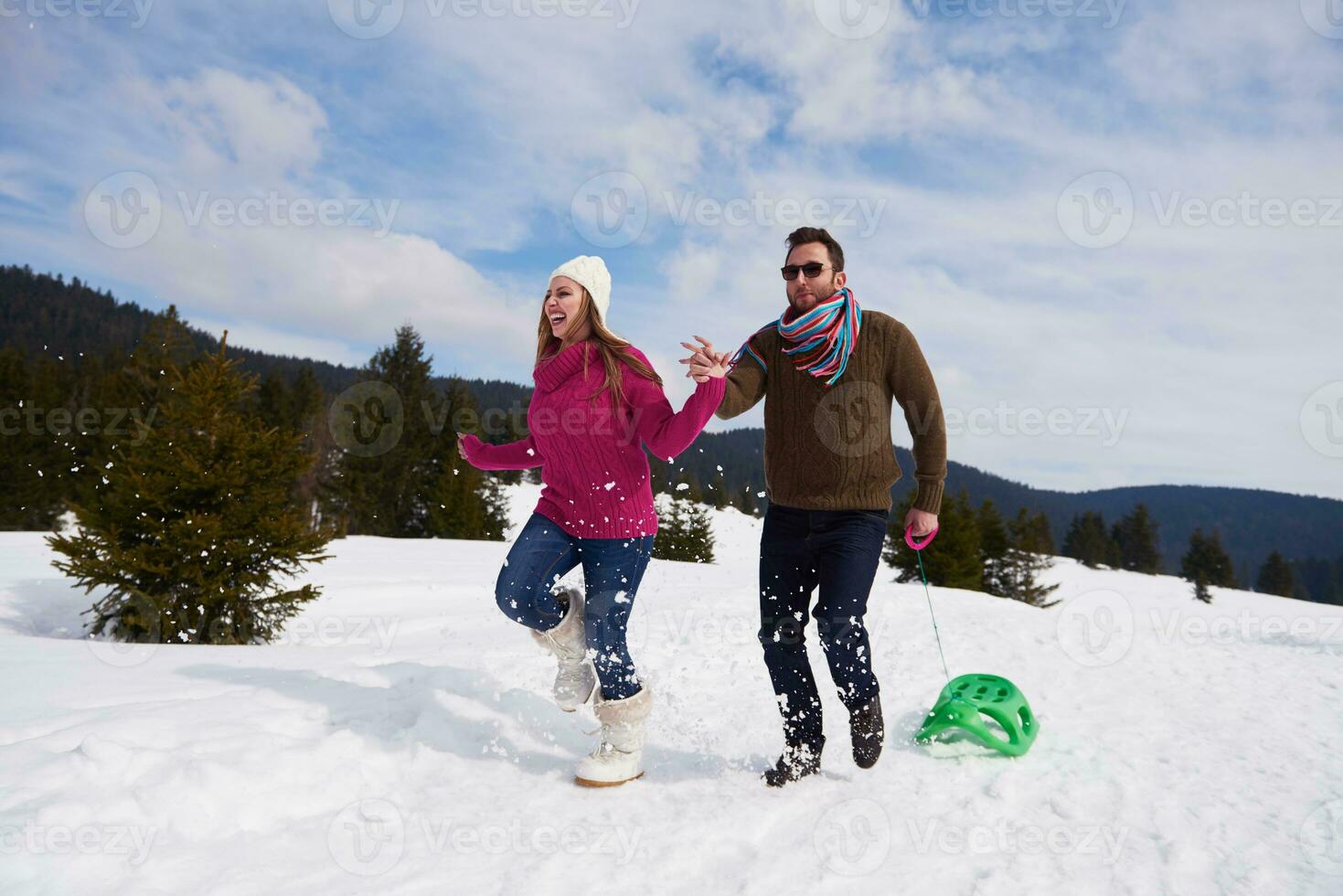 heureux jeune couple s'amusant sur un nouveau spectacle en vacances d'hiver photo