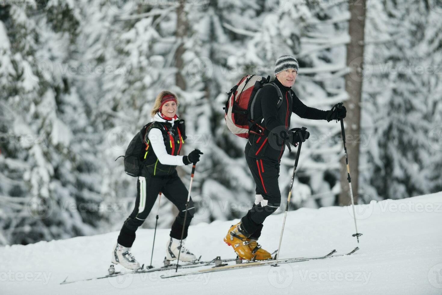 les gens d'hiver s'amusent et skient photo