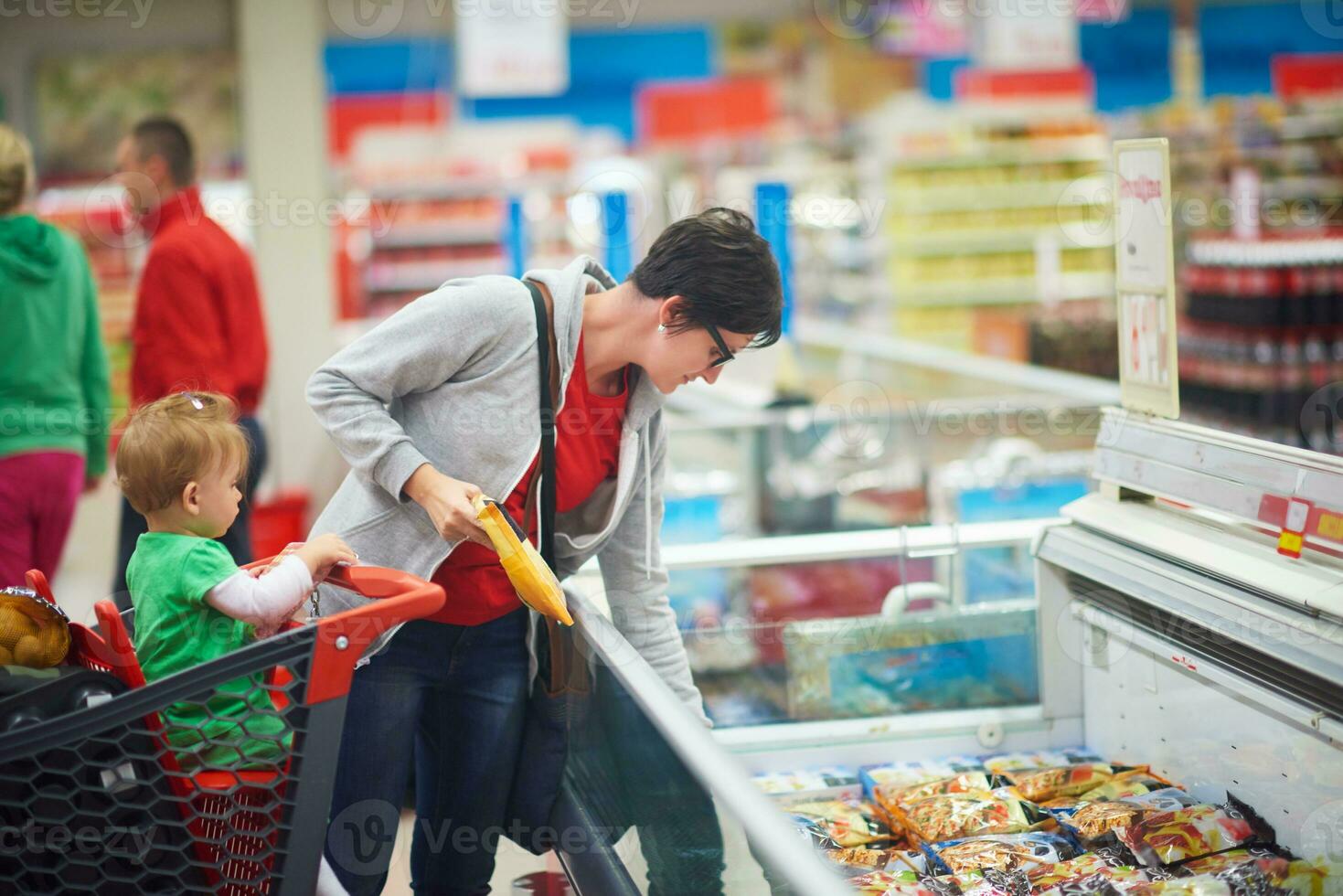 mère avec bébé dans les magasins photo