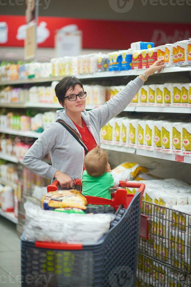 mère avec bébé dans les magasins photo