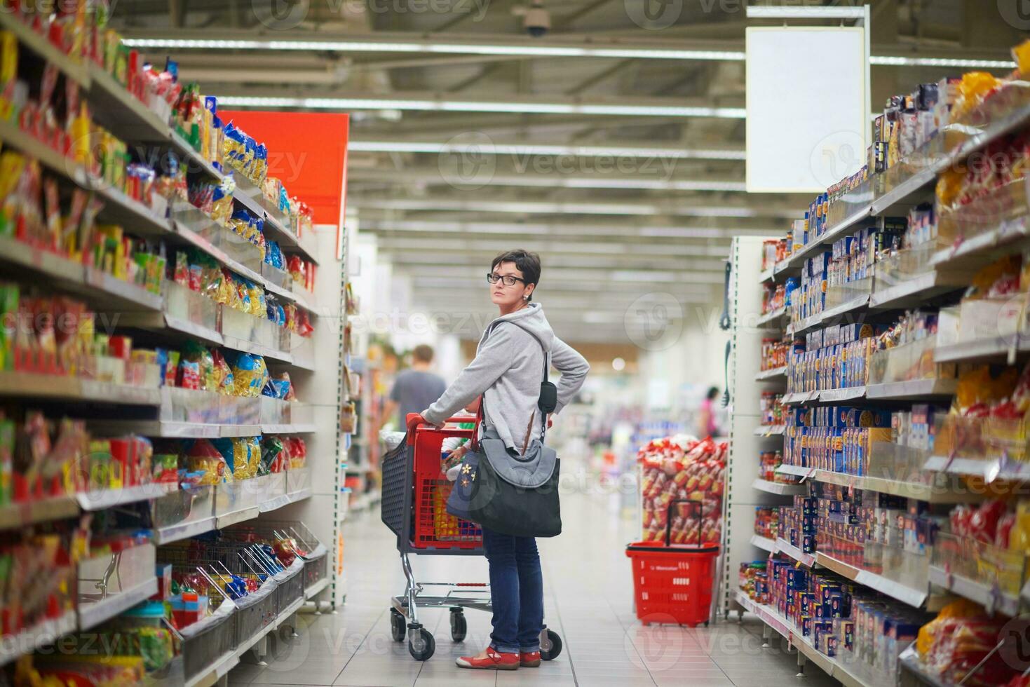 femme au supermarché photo