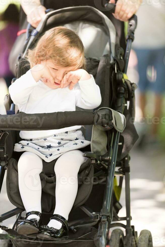 petite fille assise dans le landau photo