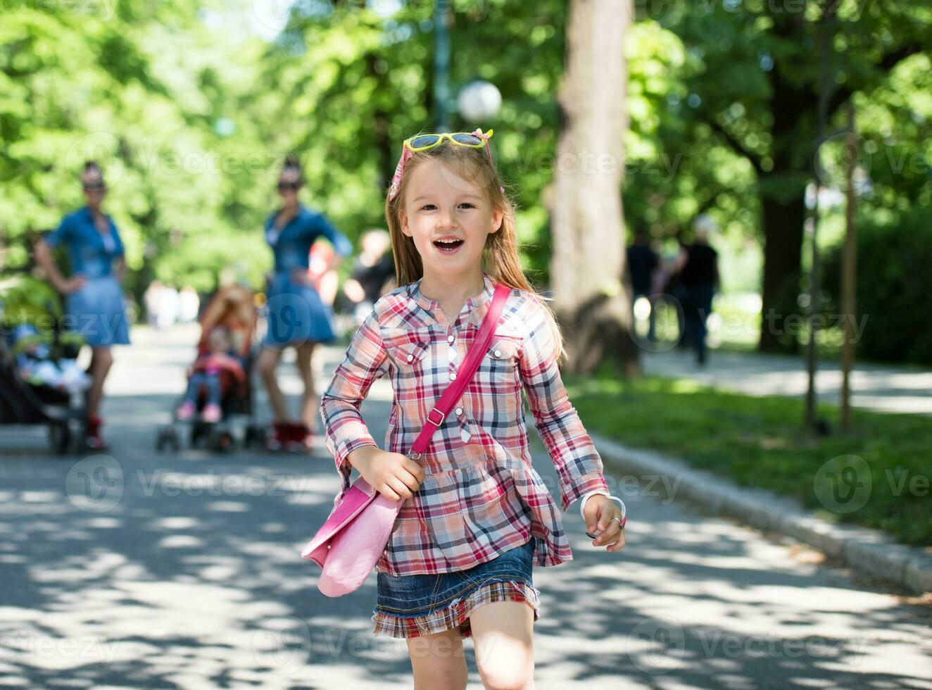 mère jumelle avec enfants dans le parc de la ville photo