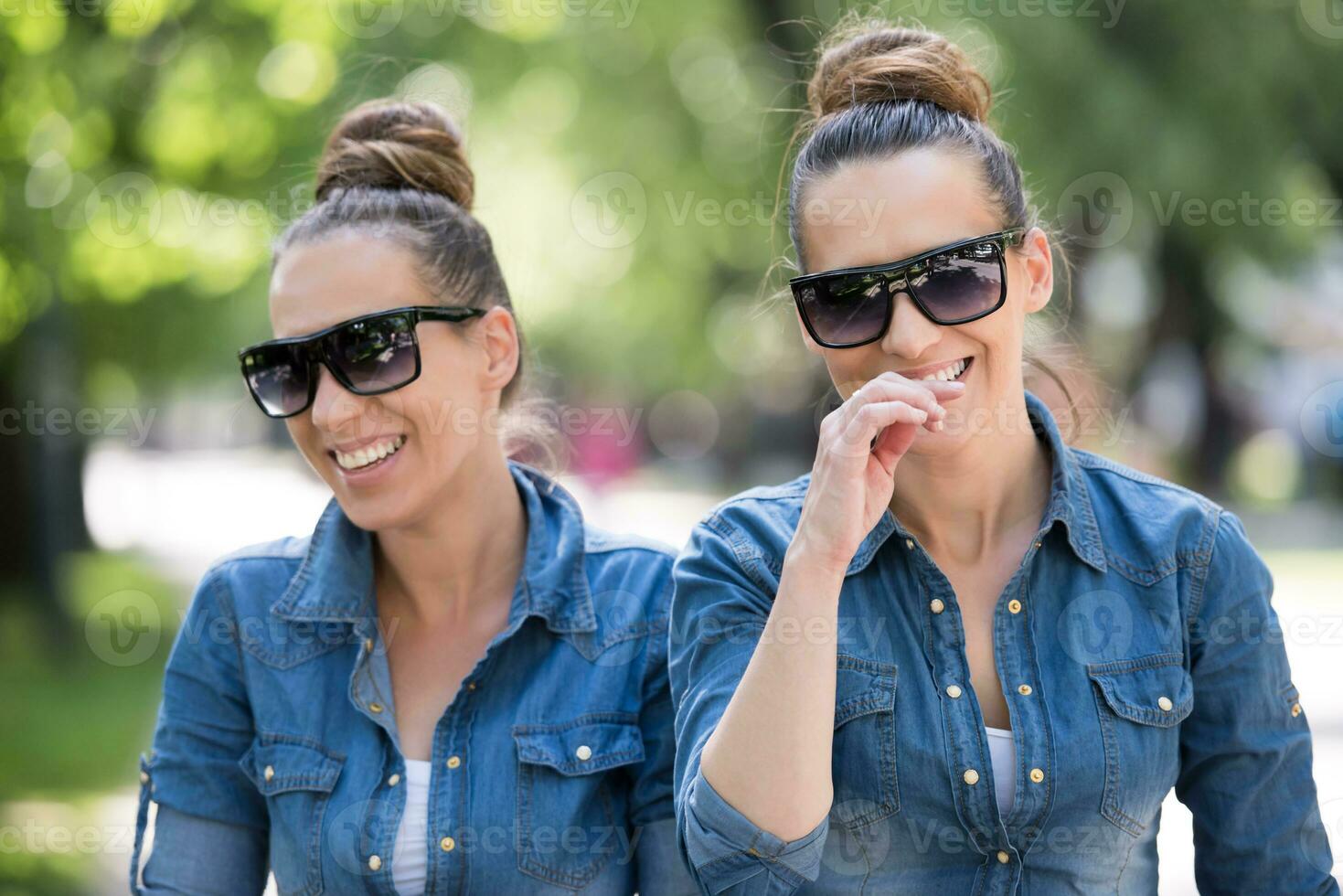 soeur jumelle avec des lunettes de soleil photo