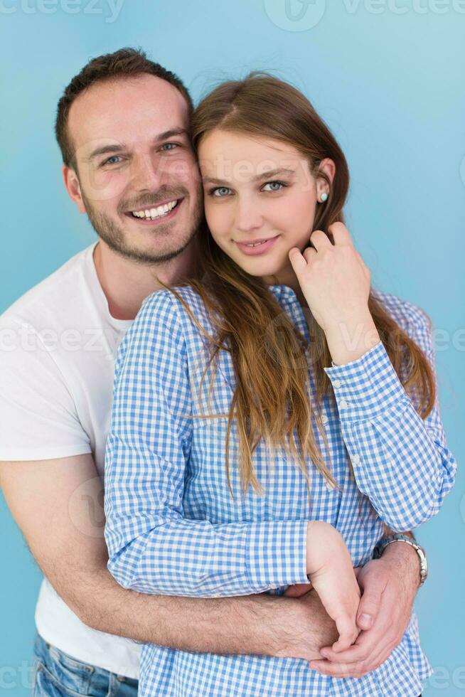 couple isolé sur fond bleu photo