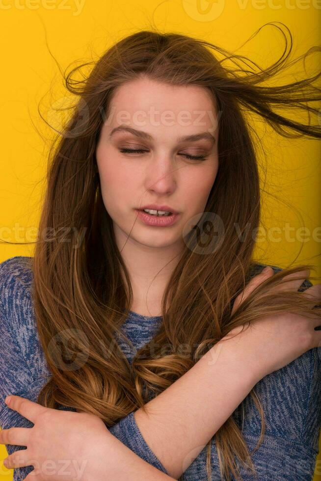 jolie femme jouant avec ses longs cheveux soyeux photo