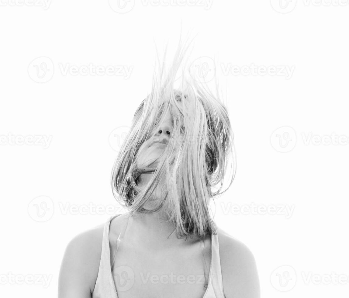 femme de fête isolée avec vent dans les cheveux photo