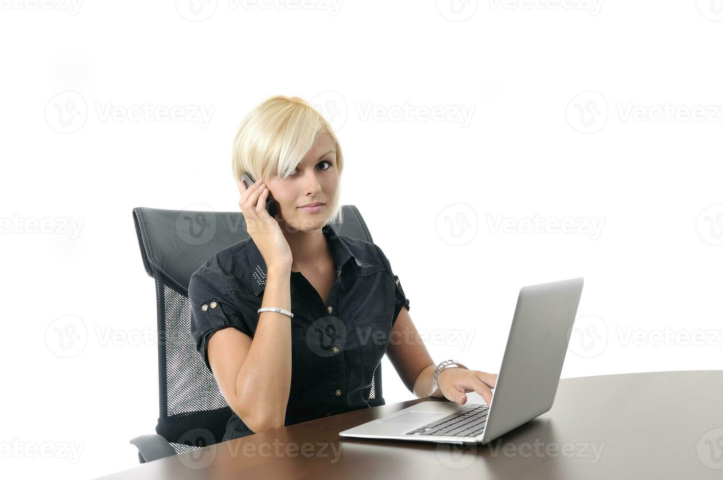 Jeune affaires femme travail dans Bureau sur portable photo