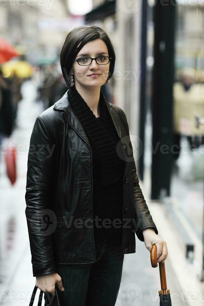 femme dans la rue avec parapluie photo