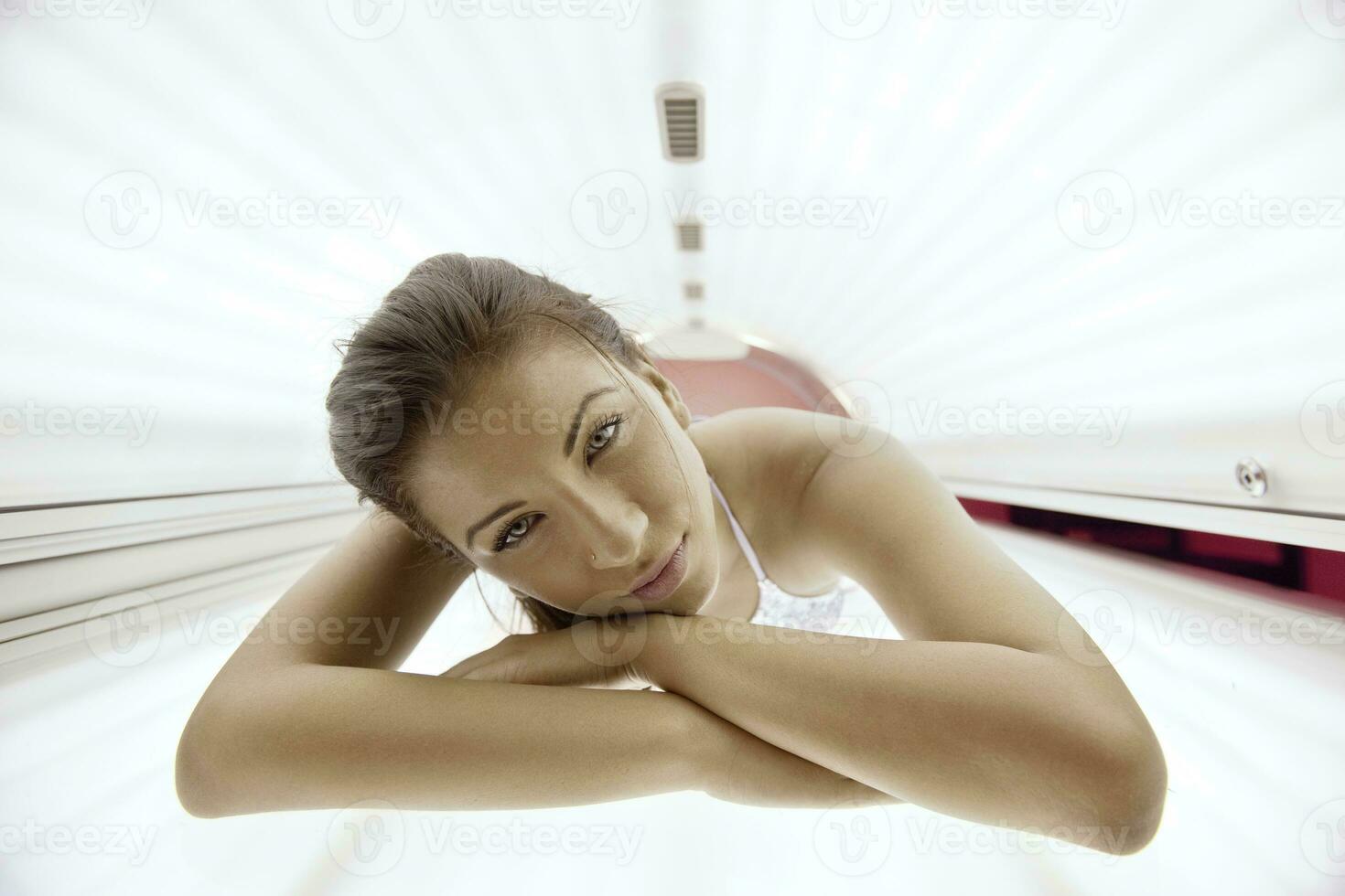 belle jeune femme bronzant au solarium photo