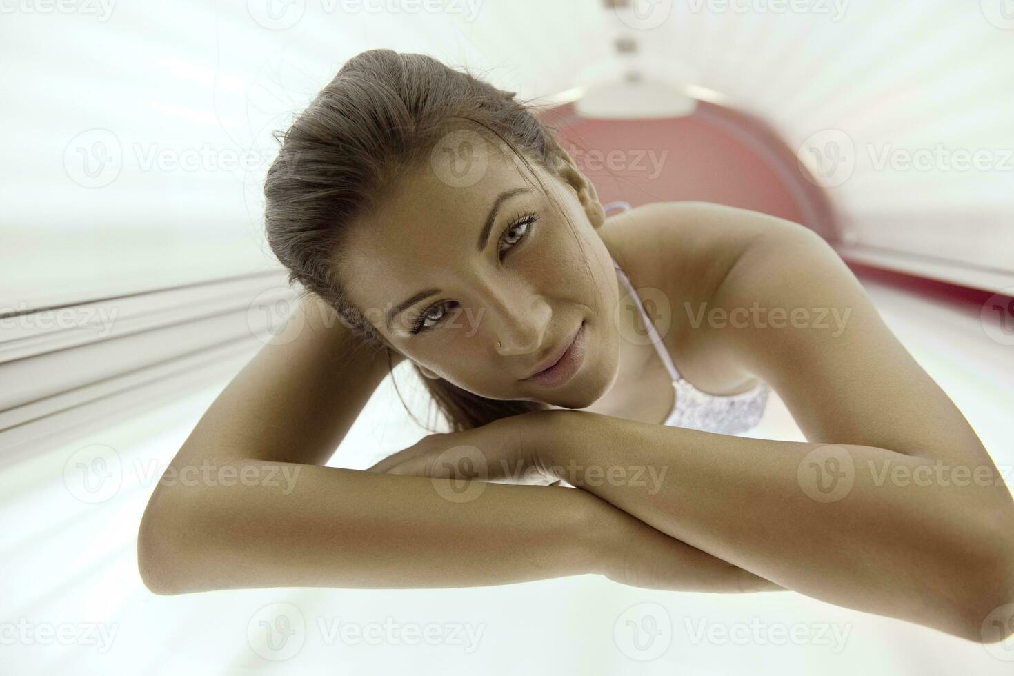 belle jeune femme bronzant au solarium photo