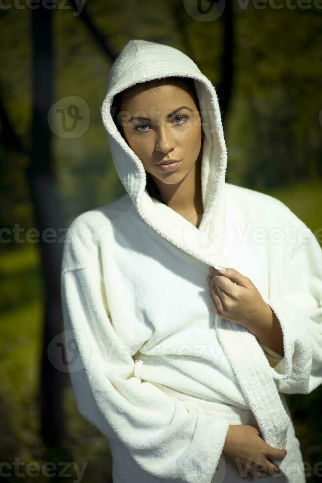 jeune femme prendre un bain de vapeur photo