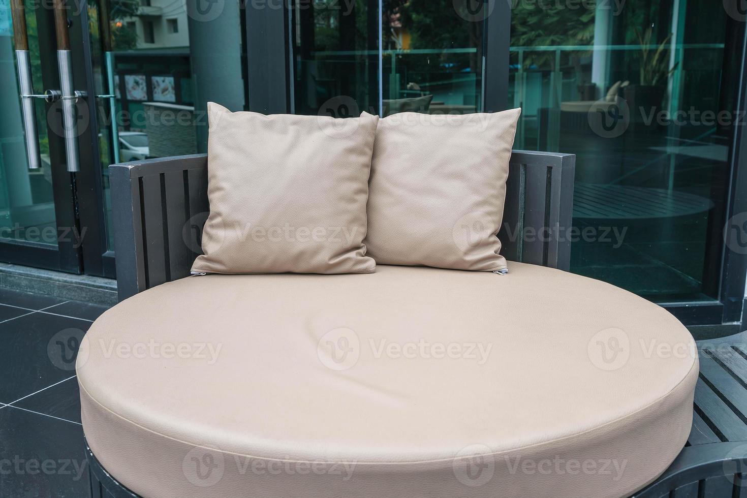 belle terrasse extérieure de luxe avec oreiller sur canapé photo