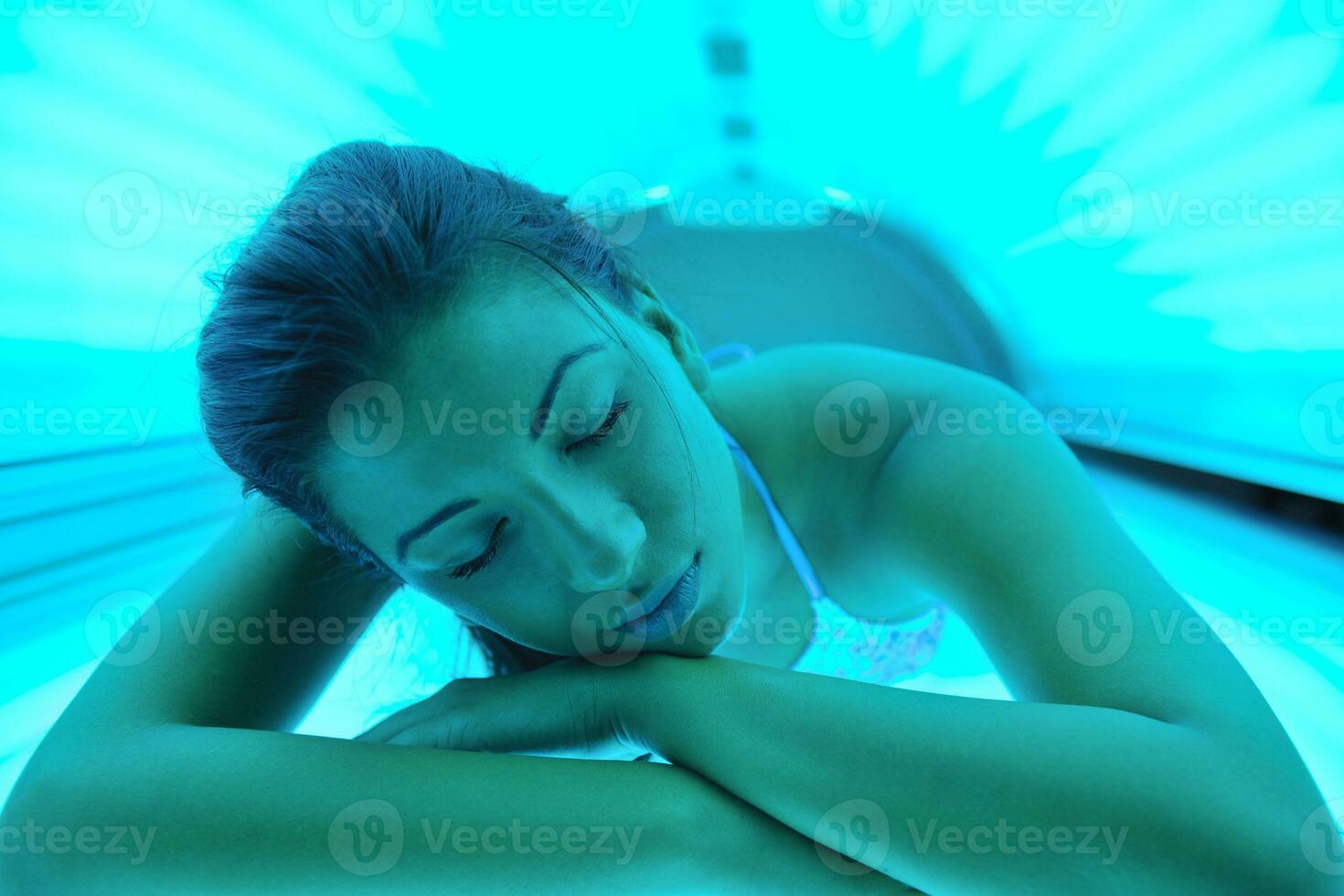 belle jeune femme bronzant au solarium photo