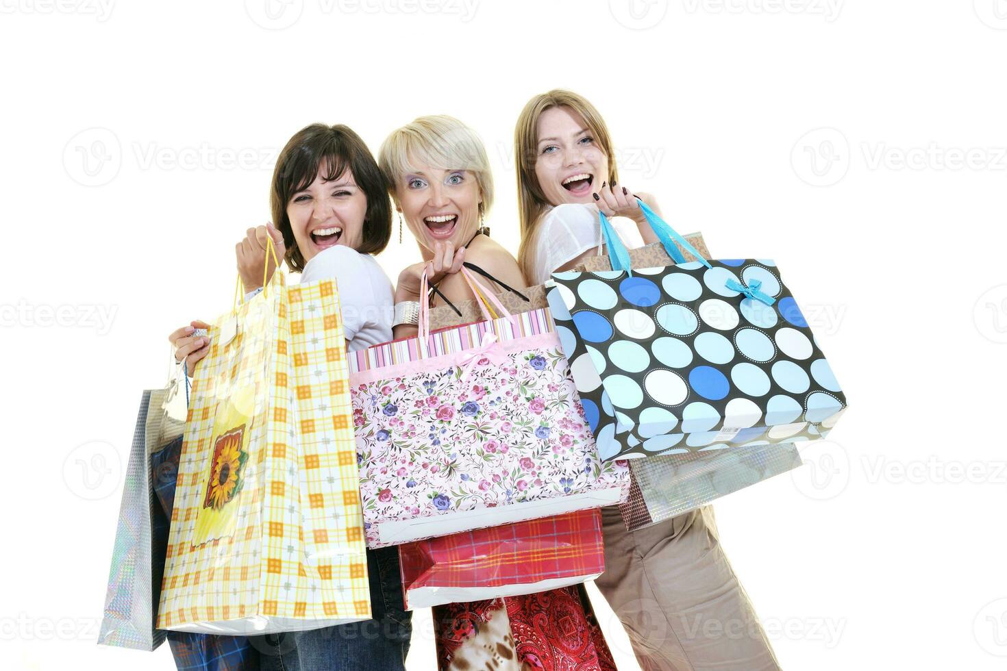 Happy young adult women shopping avec des sacs colorés photo