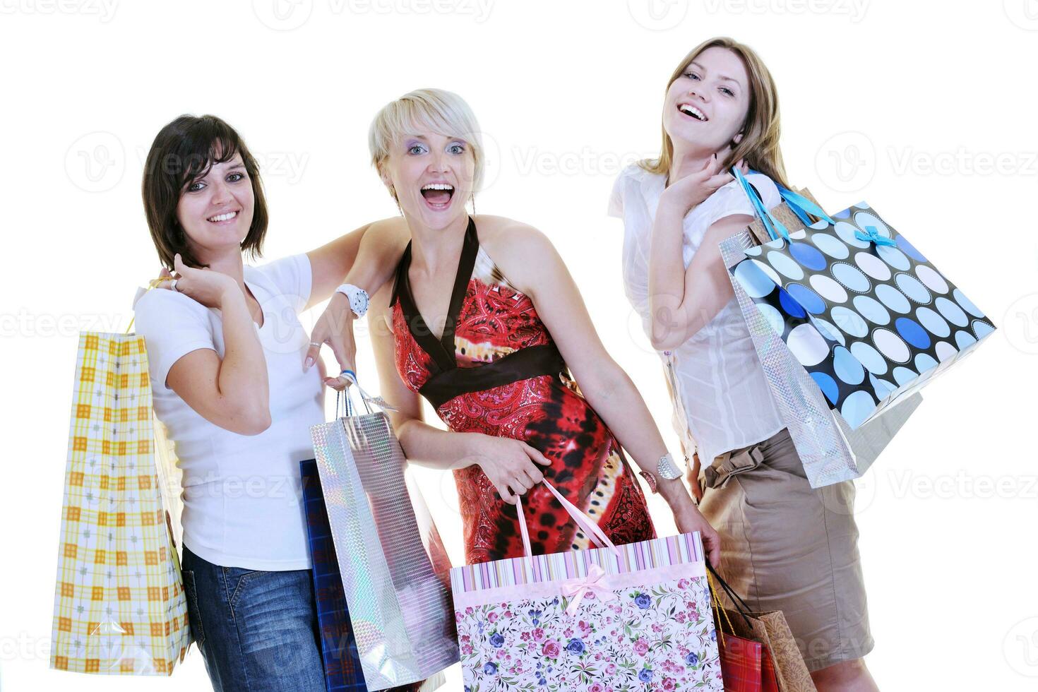 Happy young adult women shopping avec des sacs colorés photo