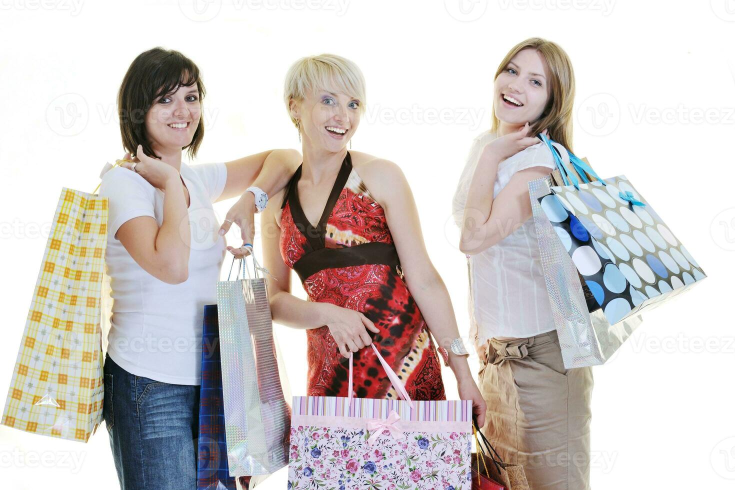 Happy young adult women shopping avec des sacs colorés photo