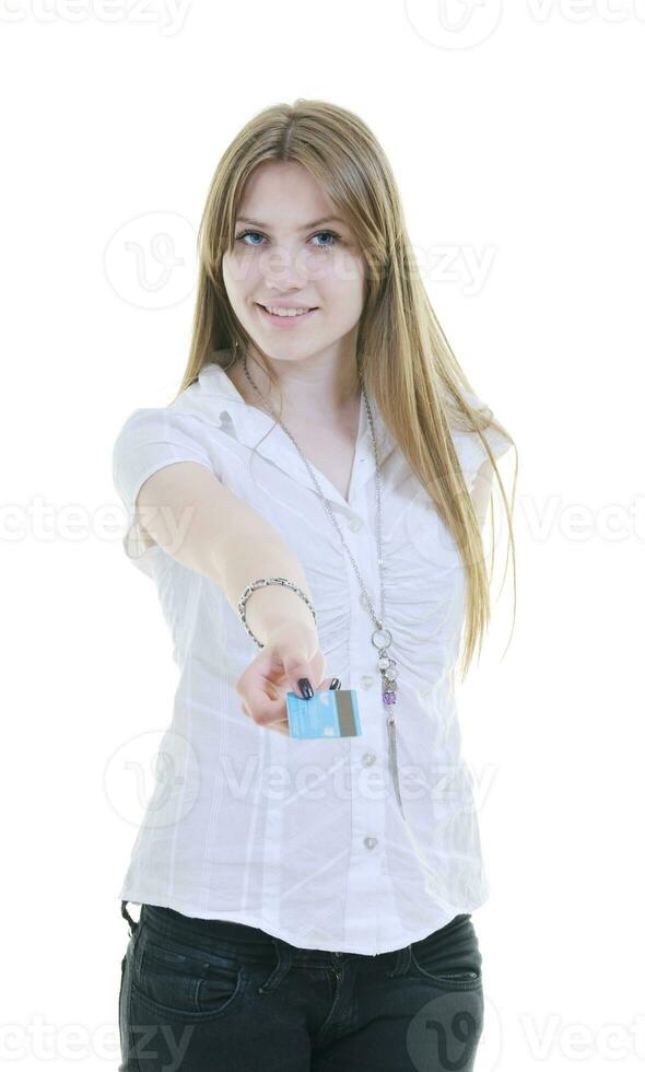 jeune femme tient une carte de crédit photo