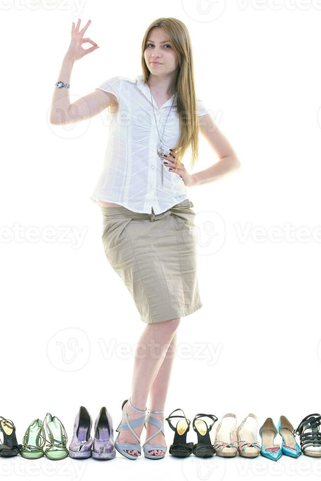 jolie jeune femme avec l'achat de chaussures de dépendance, isolé sur fond blanc photo