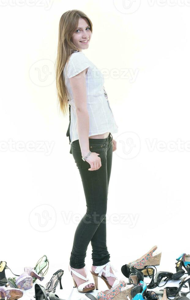 jolie jeune femme avec l'achat de chaussures de dépendance, isolé sur fond blanc photo