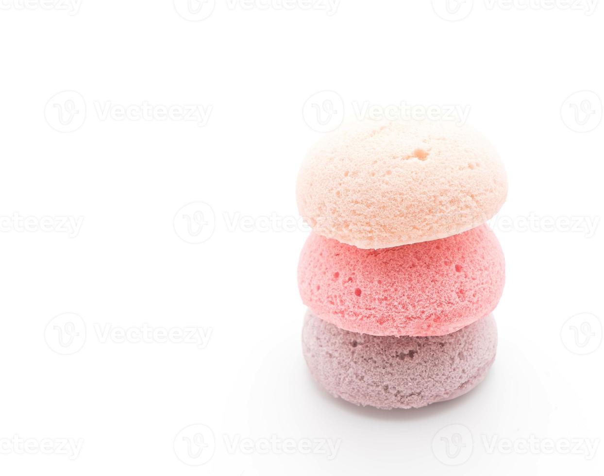 Gâteau aux mûres, aux bleuets et aux fraises sur fond blanc photo