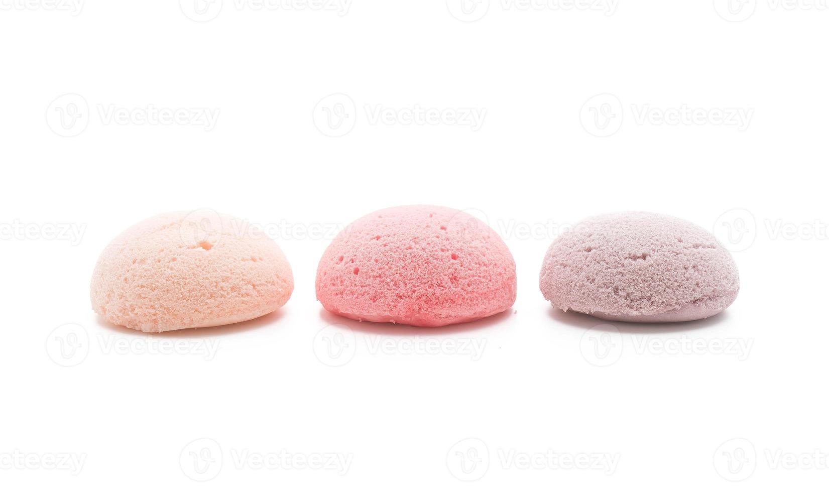 Gâteau aux mûres, aux bleuets et aux fraises sur fond blanc photo