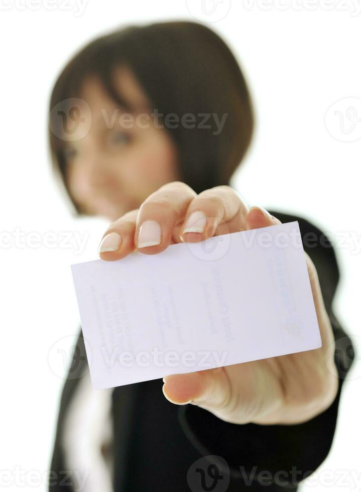 jeune femme d'affaires affichant une carte de visite vide photo