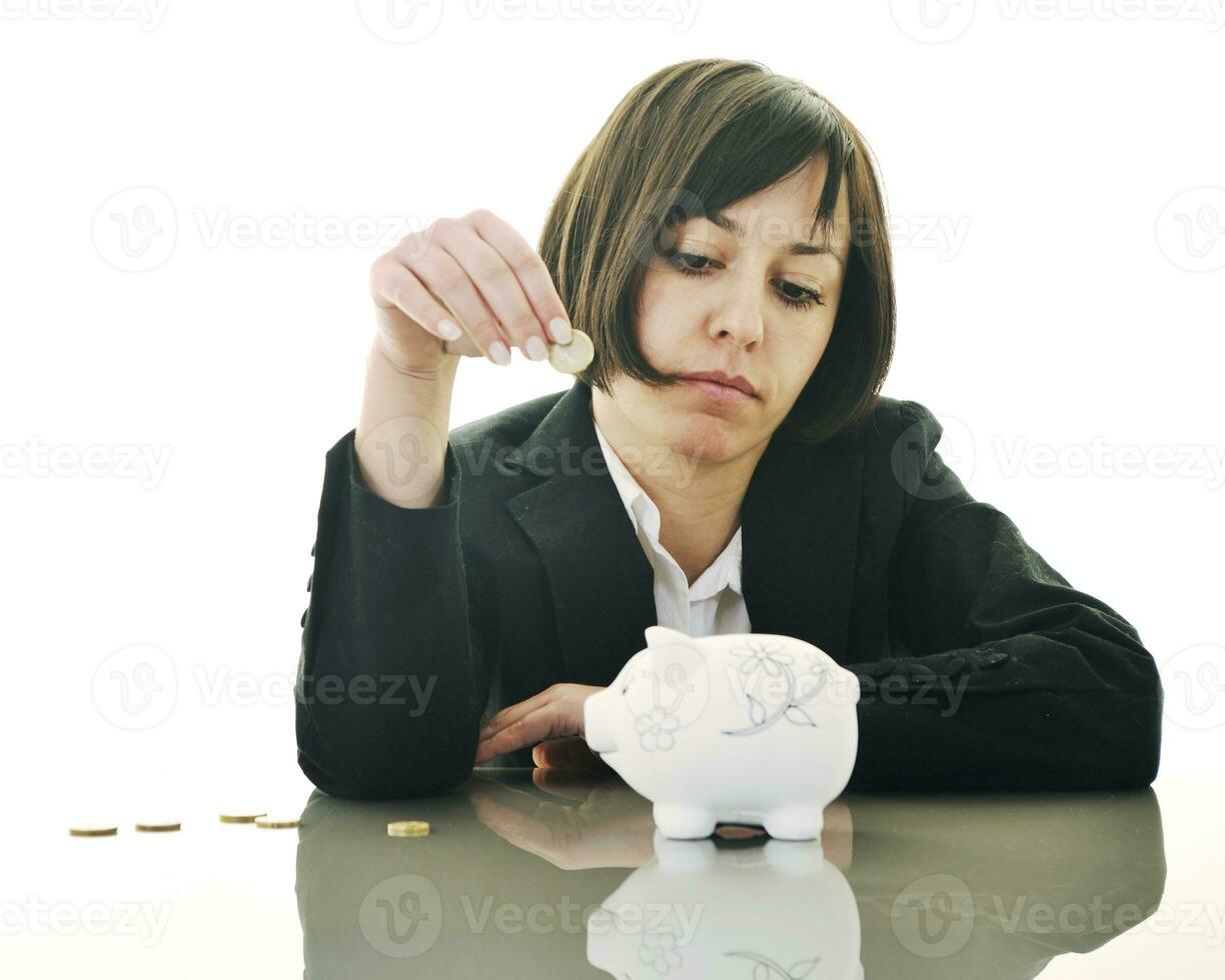 femme d'affaires mettant de l'argent dans une tirelire photo