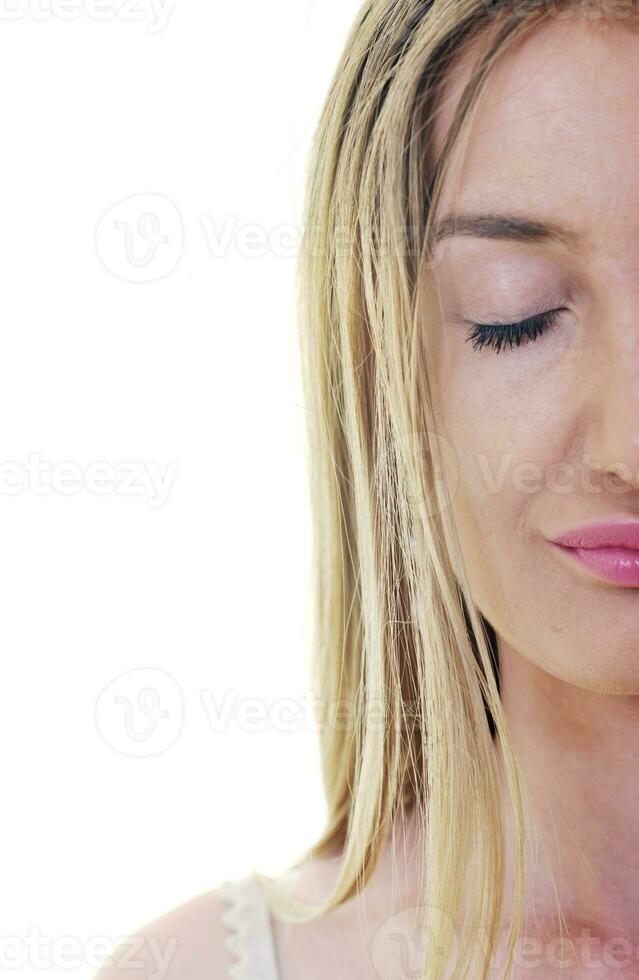 modèle féminin blond posant isolé sur fond blanc photo