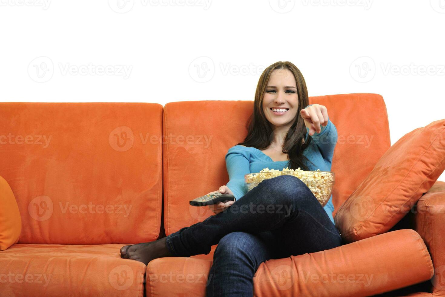 jeune femme manger du pop-corn et regarder la télévision photo