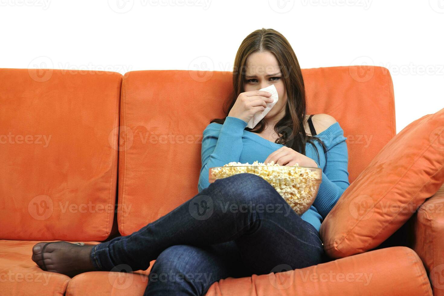 jeune femme manger du pop-corn et regarder la télévision photo