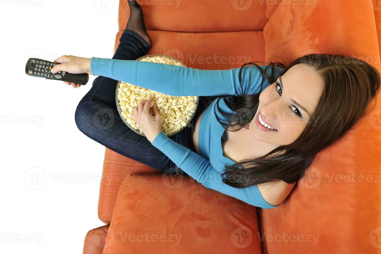 jeune femme manger du pop-corn et regarder la télévision photo