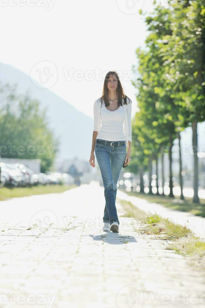 jeune femme s'amuser dans la rue photo