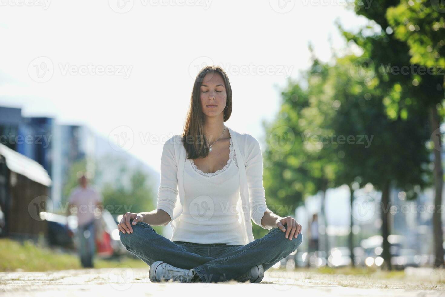 yoga à ensoleillé rue photo