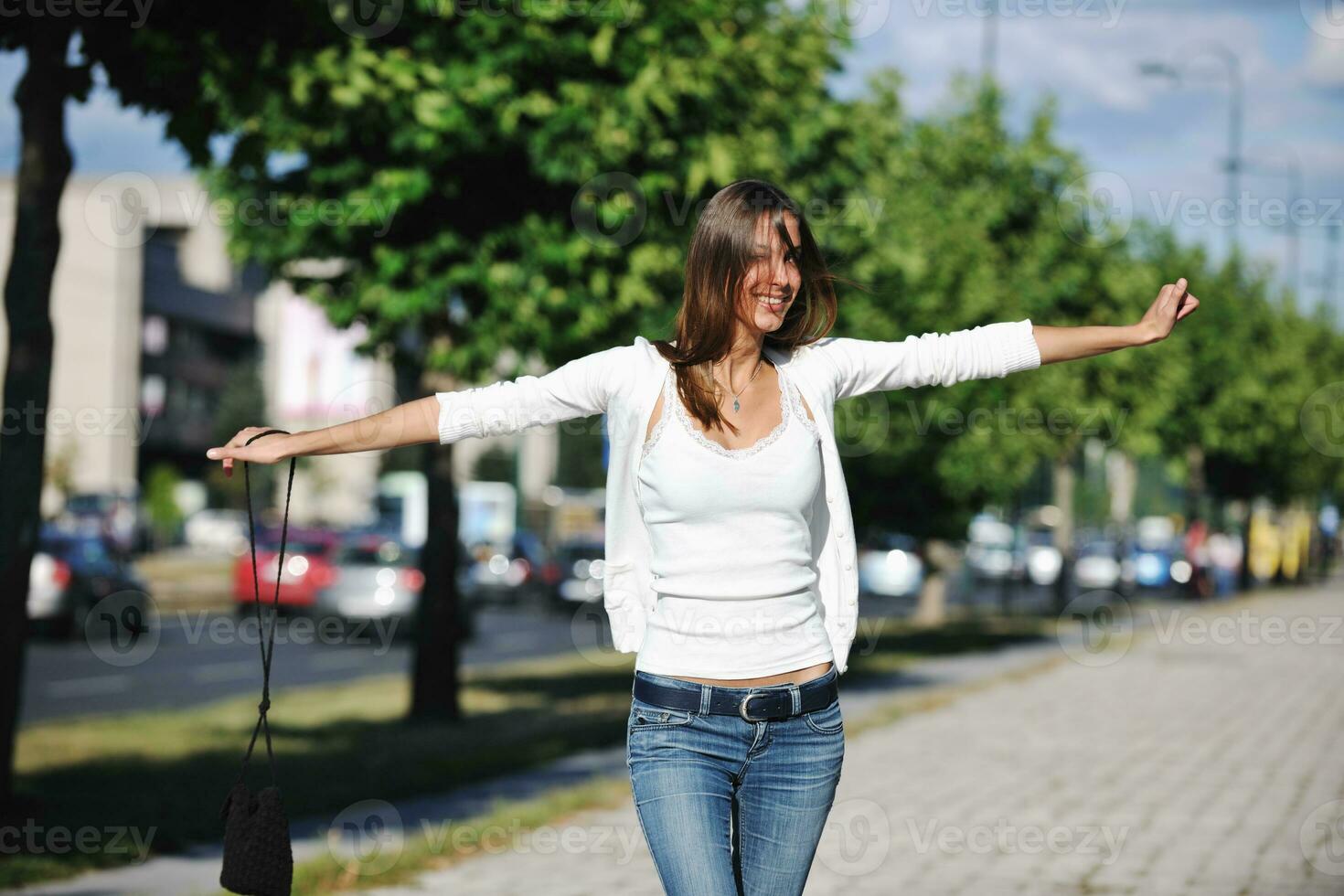 jeune femme s'amuser dans la rue photo