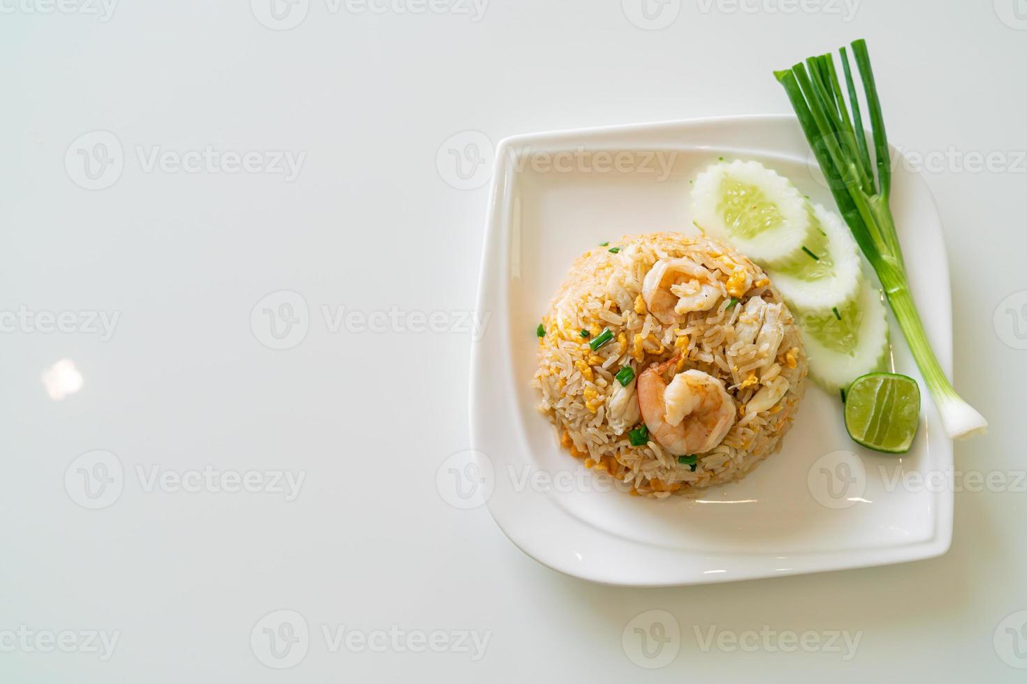 Riz frit aux crevettes et crabe sur plaque blanche photo