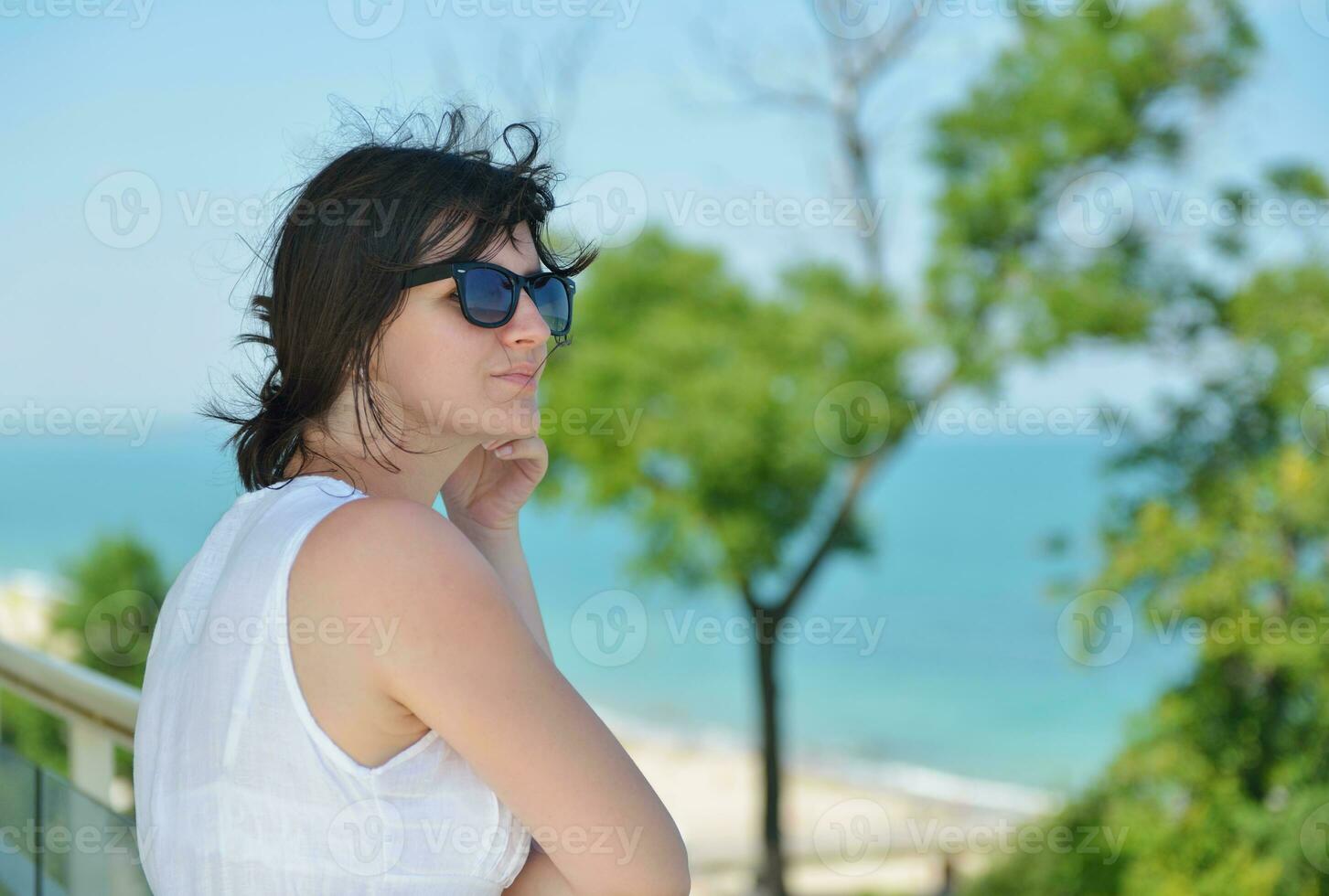 femme heureuse en plein air photo